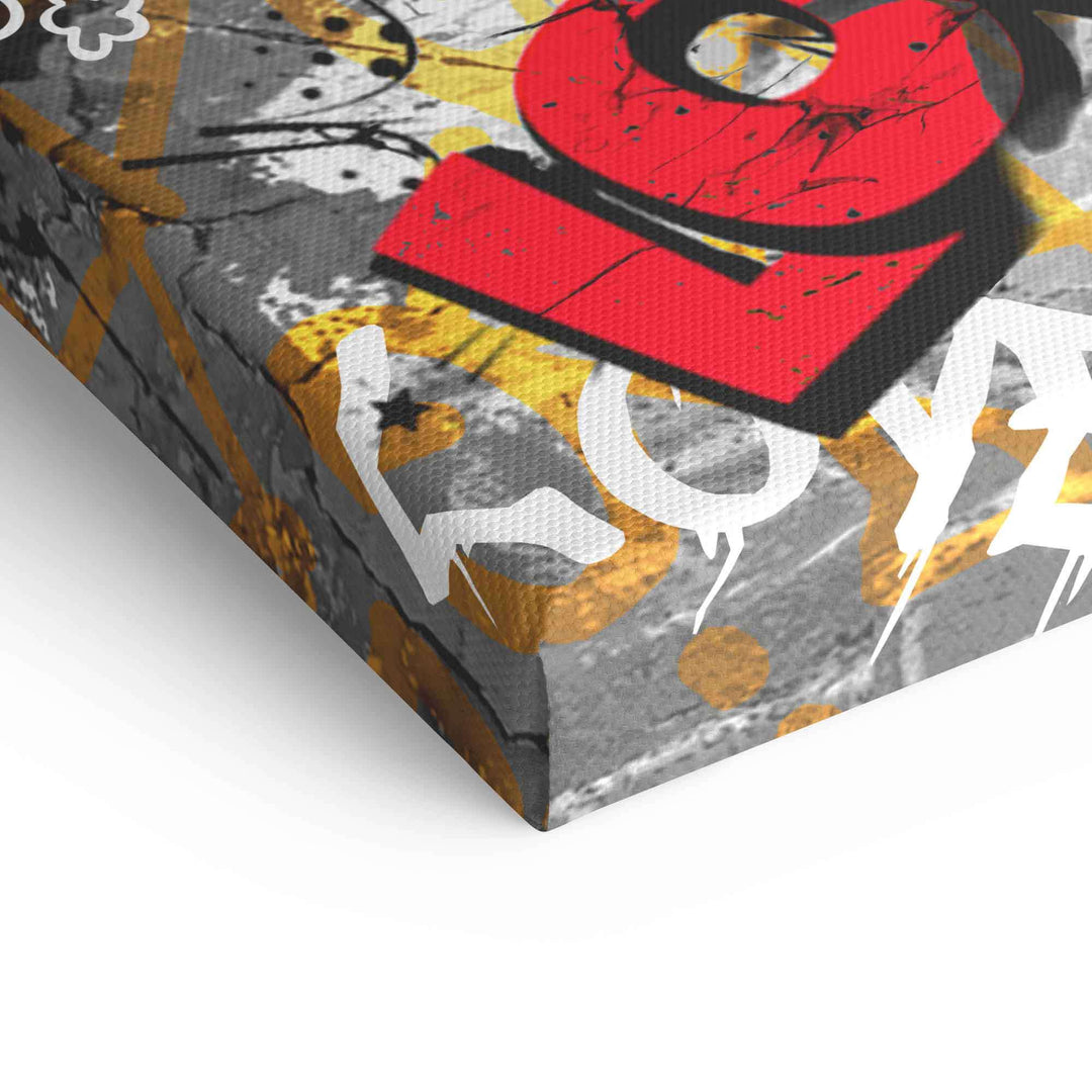 Detailaufnahme eines Pop Art Leinwandbilds mit Graffiti, roten und goldenen Elementen
