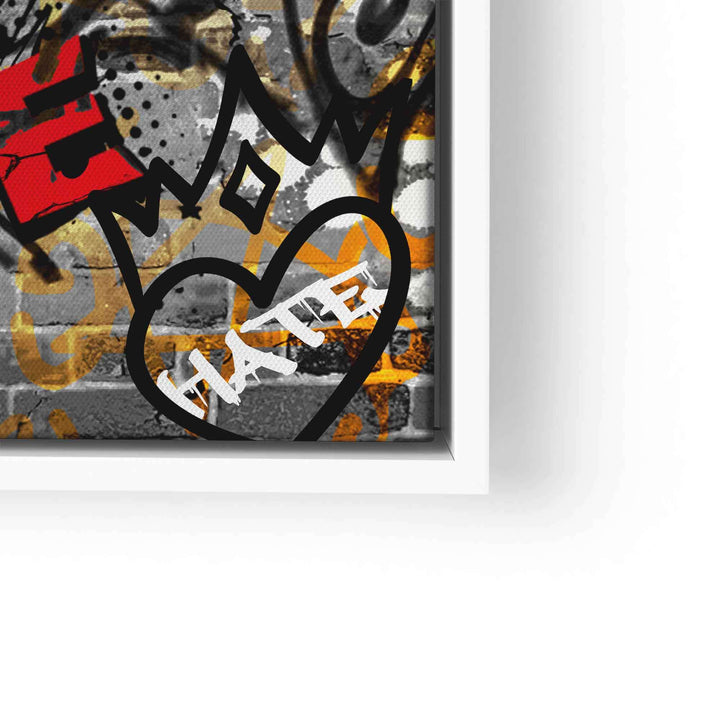 Detail eines modernen Wandbilds mit Graffiti, Herz mit Krone und dem Wort HATE