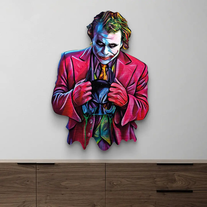 Buntes Wandbild eines Comic-Joker mit Maske, modernes Pop Art Kunstwerk auf heller Wand.
