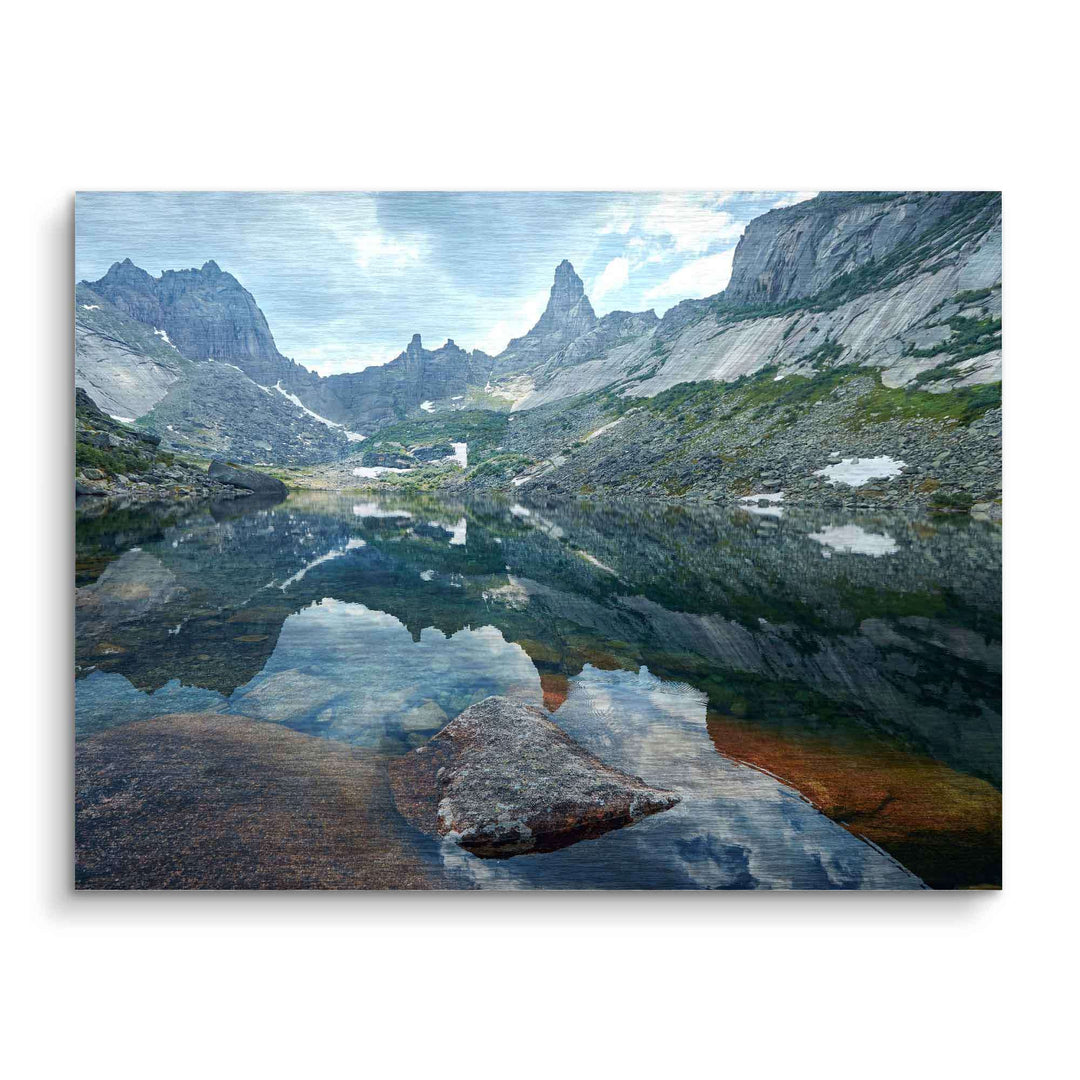 Wandbild mit Gebirgsfluss, klarer Spiegelung von Bergen und Felsen in ruhiger Natur