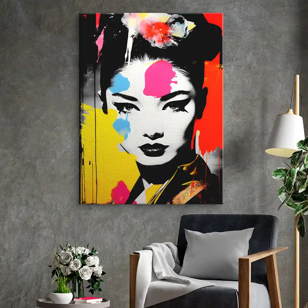 Modernes Wandbild Geisha im Pop Art Stil mit bunten Farbspritzern auf grauer Wohnzimmerwand