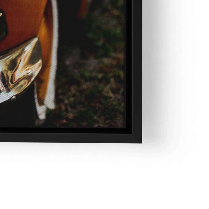 Detail eines Wandbilds mit gelbem Oldtimer im Vintage-Stil, schwarzer Rahmen
