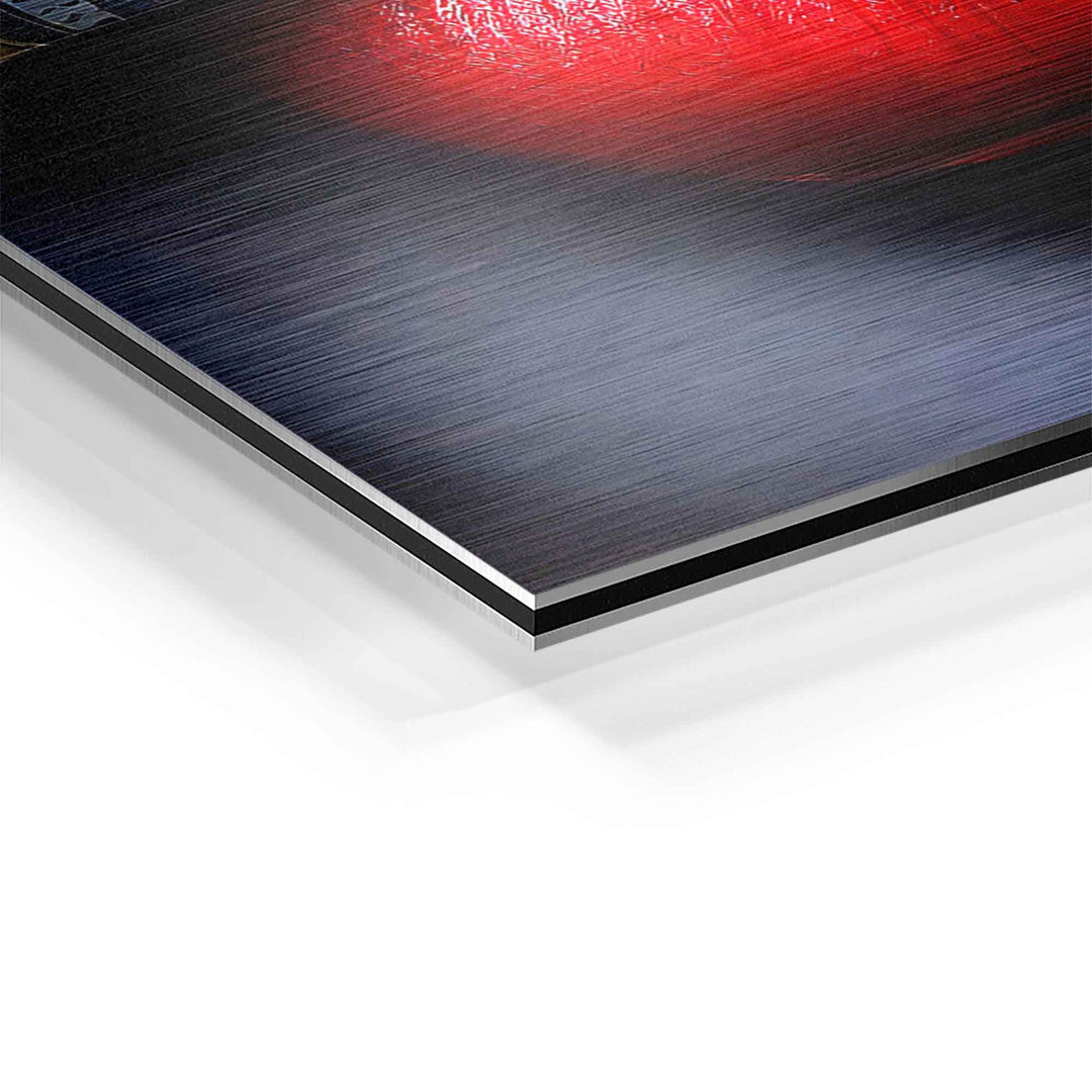Detailaufnahme eines Wandbildes auf gebürstetem Aluminium mit rot-schwarzem Motiv