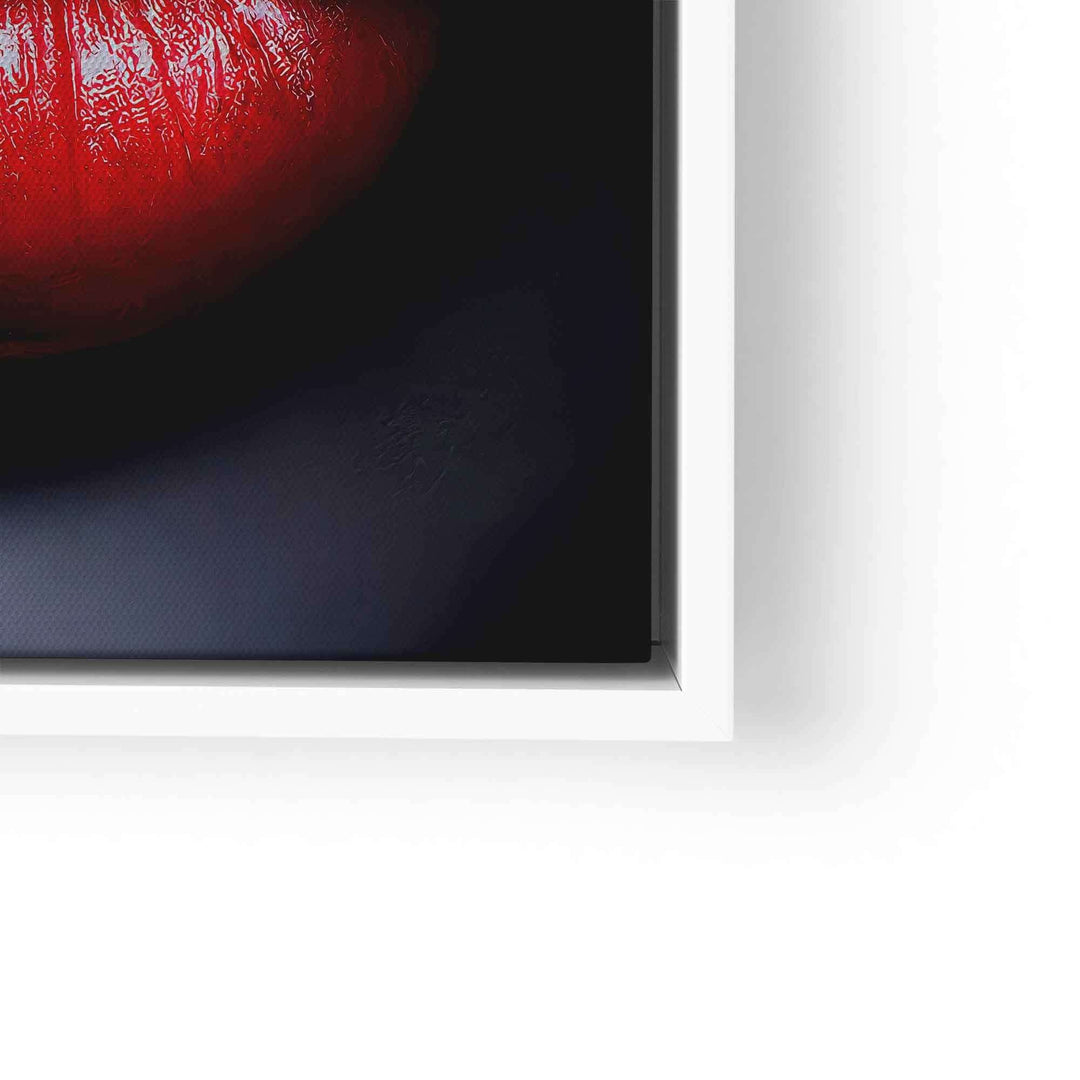 Modernes Wandbild mit roten Lippen, im Mund eine Geldrolle auf dunklem Hintergrund