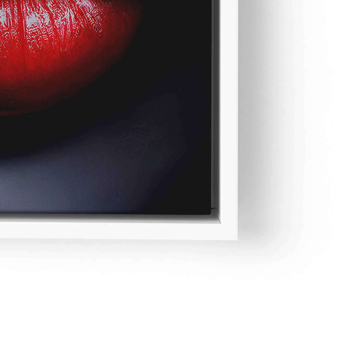 Modernes Wandbild mit roten Lippen, im Mund eine Geldrolle auf dunklem Hintergrund