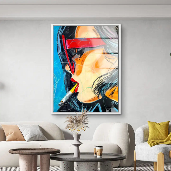 Modernes Pop Art Wandbild einer Frau mit Zigarette und roter Brille im Wohnzimmer