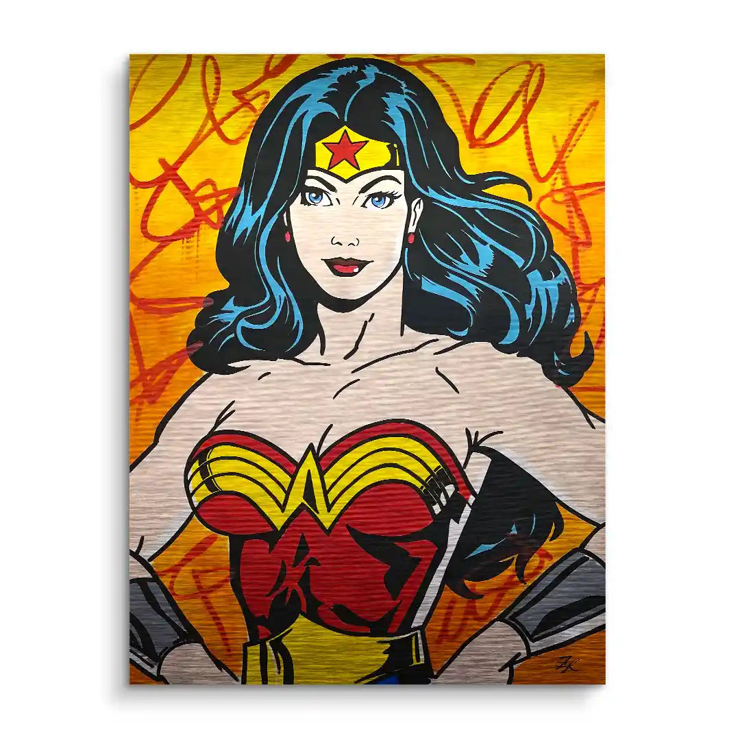 Pop Art Wandbild einer Comic-Superheldin mit dunklen Haaren vor orangefarbenem Hintergrund