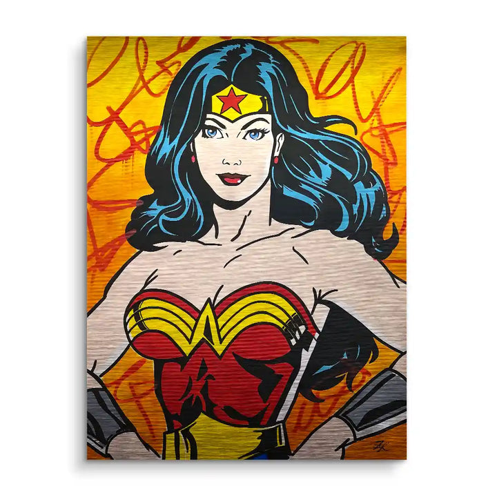 Pop Art Wandbild einer Comic-Superheldin mit dunklen Haaren vor orangefarbenem Hintergrund