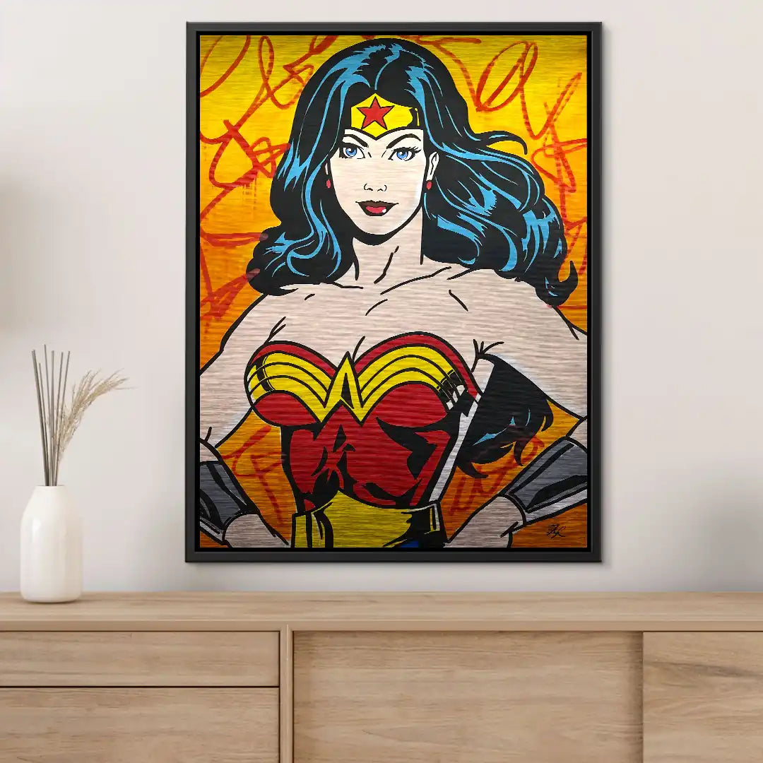 Pop Art Wandbild mit gezeichneter Frau im roten Kostüm vor orange-gelbem Hintergrund, moderne Wanddekoration