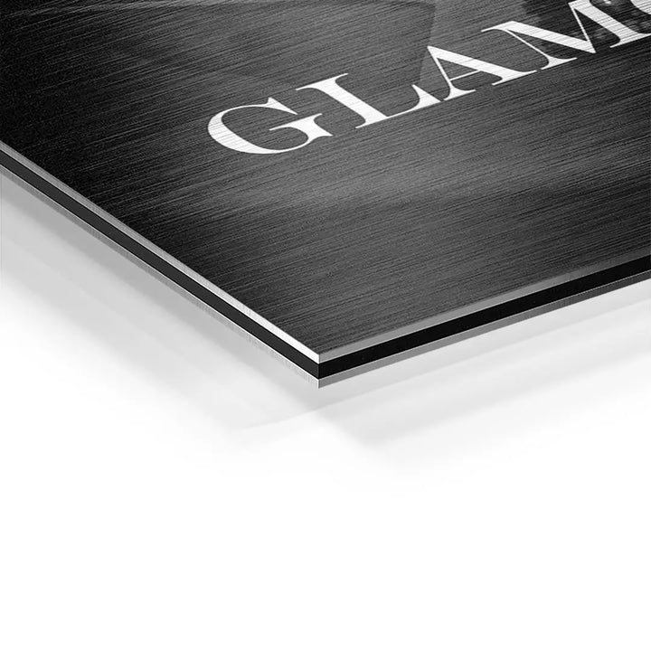 Detailaufnahme Wandbild auf Aluminium, gebürstete Oberfläche, Schriftzug Glamour