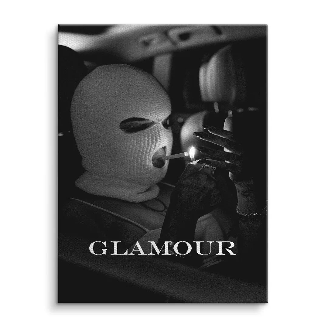 Schwarz-weiß Wandbild mit Person in Sturmhaube, zündet Zigarette im Auto, Text GLAMOUR