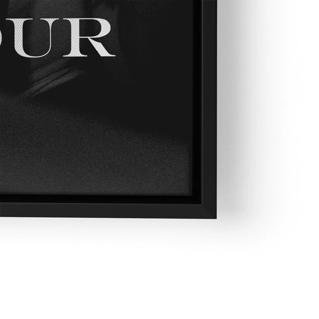 Detailansicht schwarzes Wandbild mit weißem Glamour-Schriftzug im schwarzen Rahmen