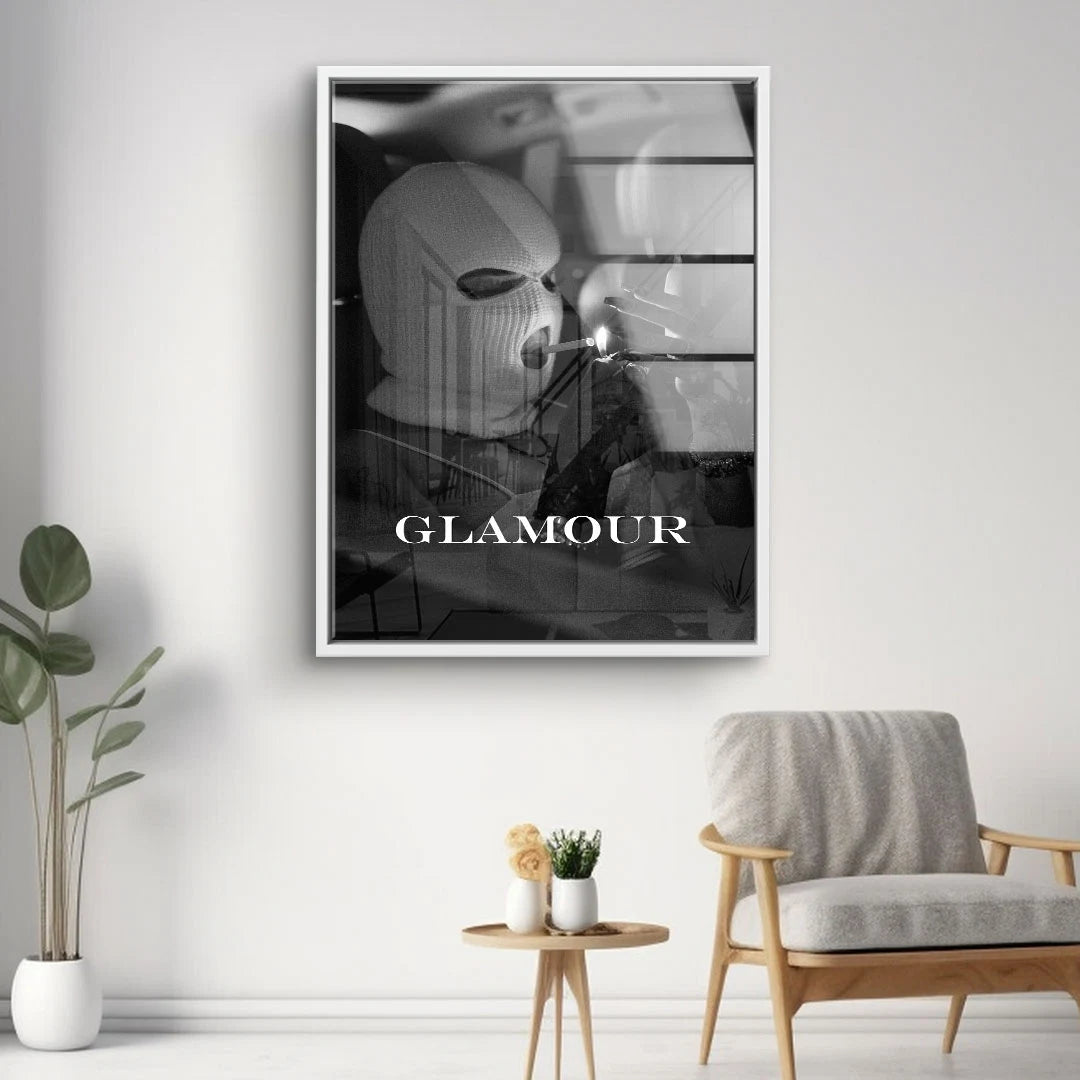 Modernes Wandbild in Schwarz-Weiß mit Maskenmotiv und Aufschrift Glamour an weißer Wand