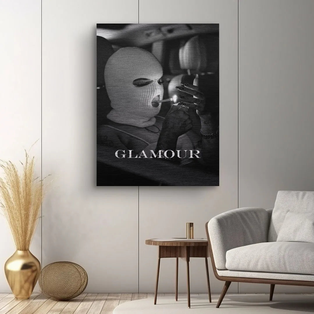 Modernes Wandbild mit Schwarz-Weiß-Motiv, Person mit Sturmhaube, im Auto, Text 'Glamour'