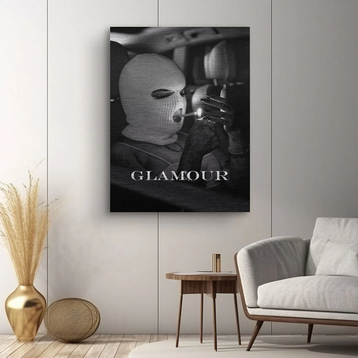 Modernes Wandbild mit Schwarz-Weiß-Motiv, Person mit Sturmhaube, im Auto, Text 'Glamour'