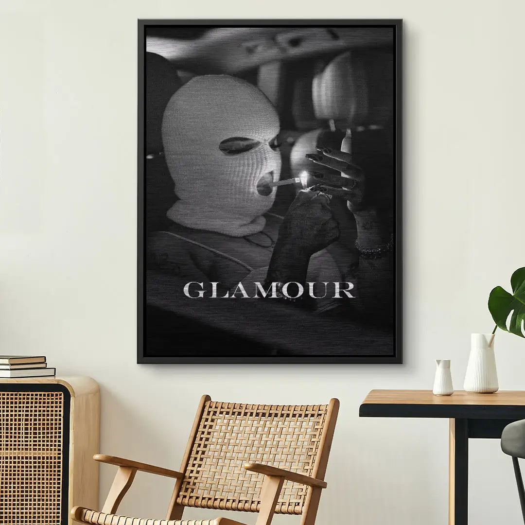 Schwarzweißes Wandbild mit Person in Sturmhaube im Auto, Text 'Glamour', moderne Kunst