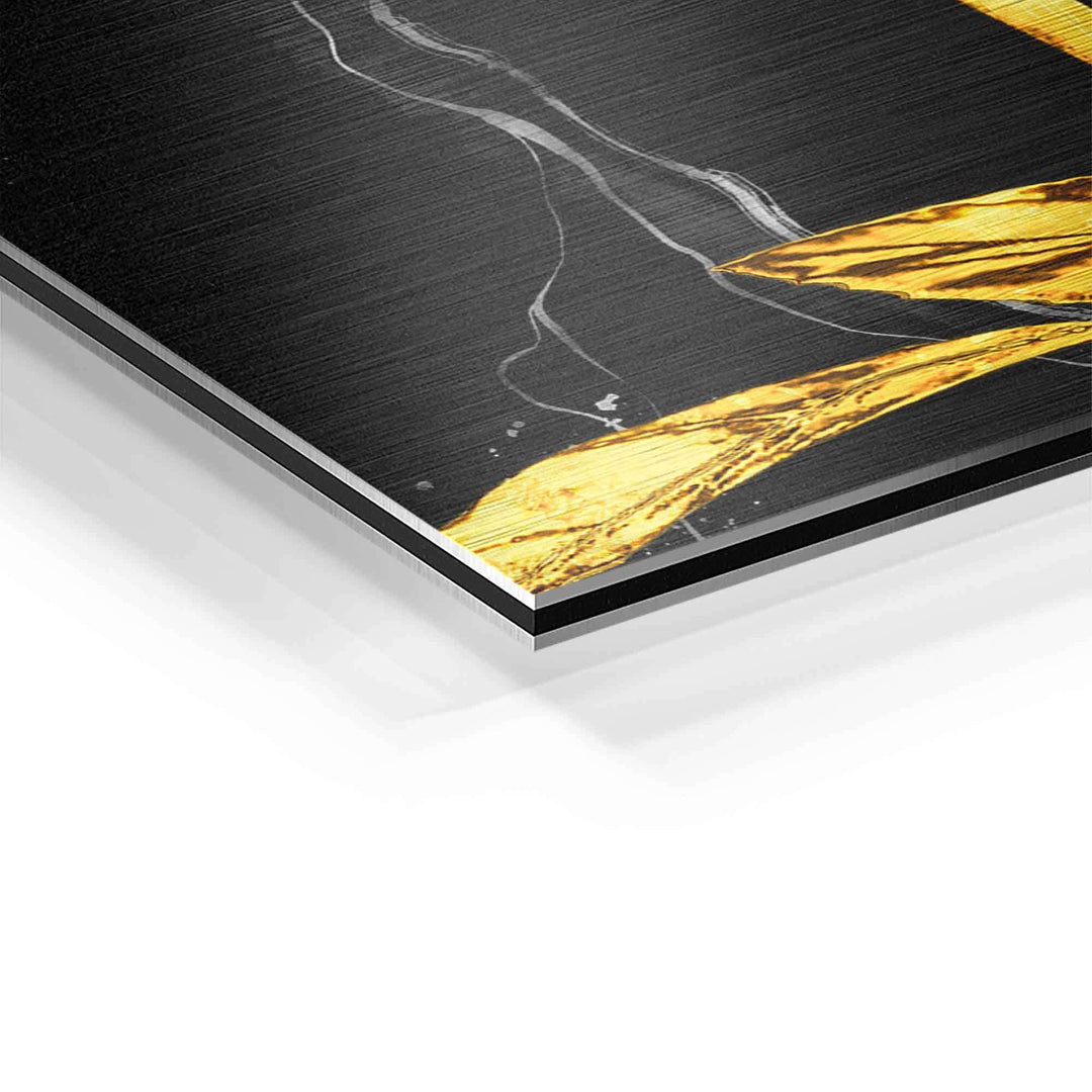 Detailaufnahme Wandbild goldene abstrakte Linien auf schwarzem Marmor-Design Aluminium