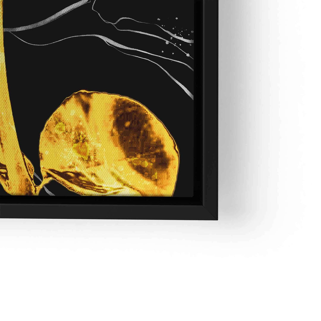 Detail eines modernen Wandbilds mit goldener Rose auf schwarzem Marmor-Hintergrund im Rahmen