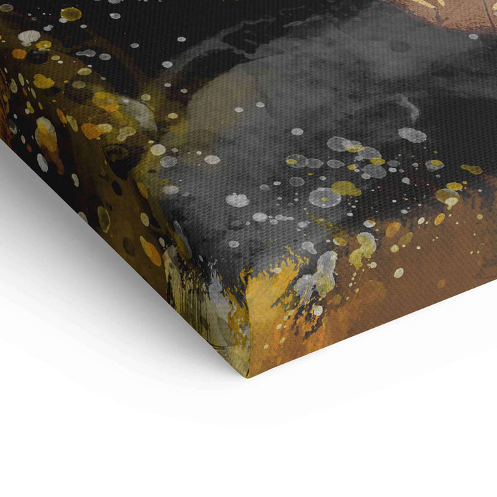 Detail eines Wandbilds mit gold-braunem Schmetterling und Farbklecksen auf Leinwand
