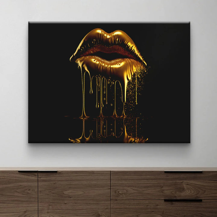 Modernes Wandbild mit goldfarbenen Lippen, flüssigem Glanz auf schwarzem Hintergrund