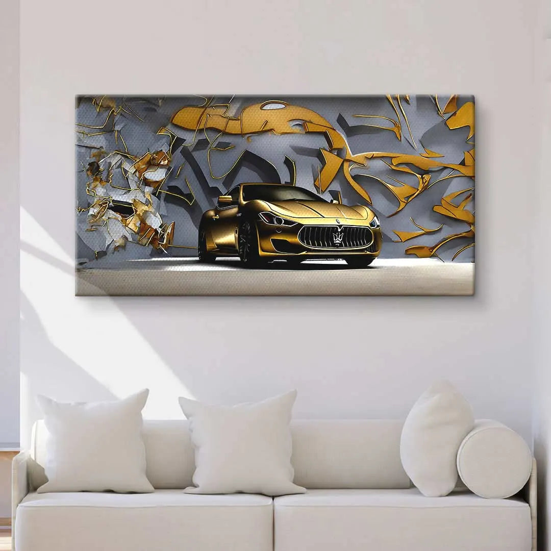 Modernes Wandbild mit goldenem Maserati vor abstraktem, gold-grauen Hintergrund über Sofa