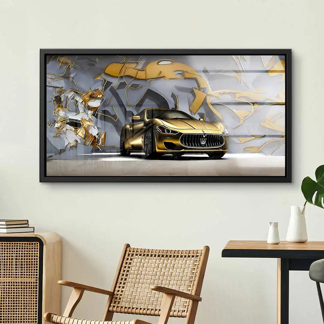 Modernes Wandbild mit goldenem Maserati vor abstraktem Hintergrund im Wohnzimmer