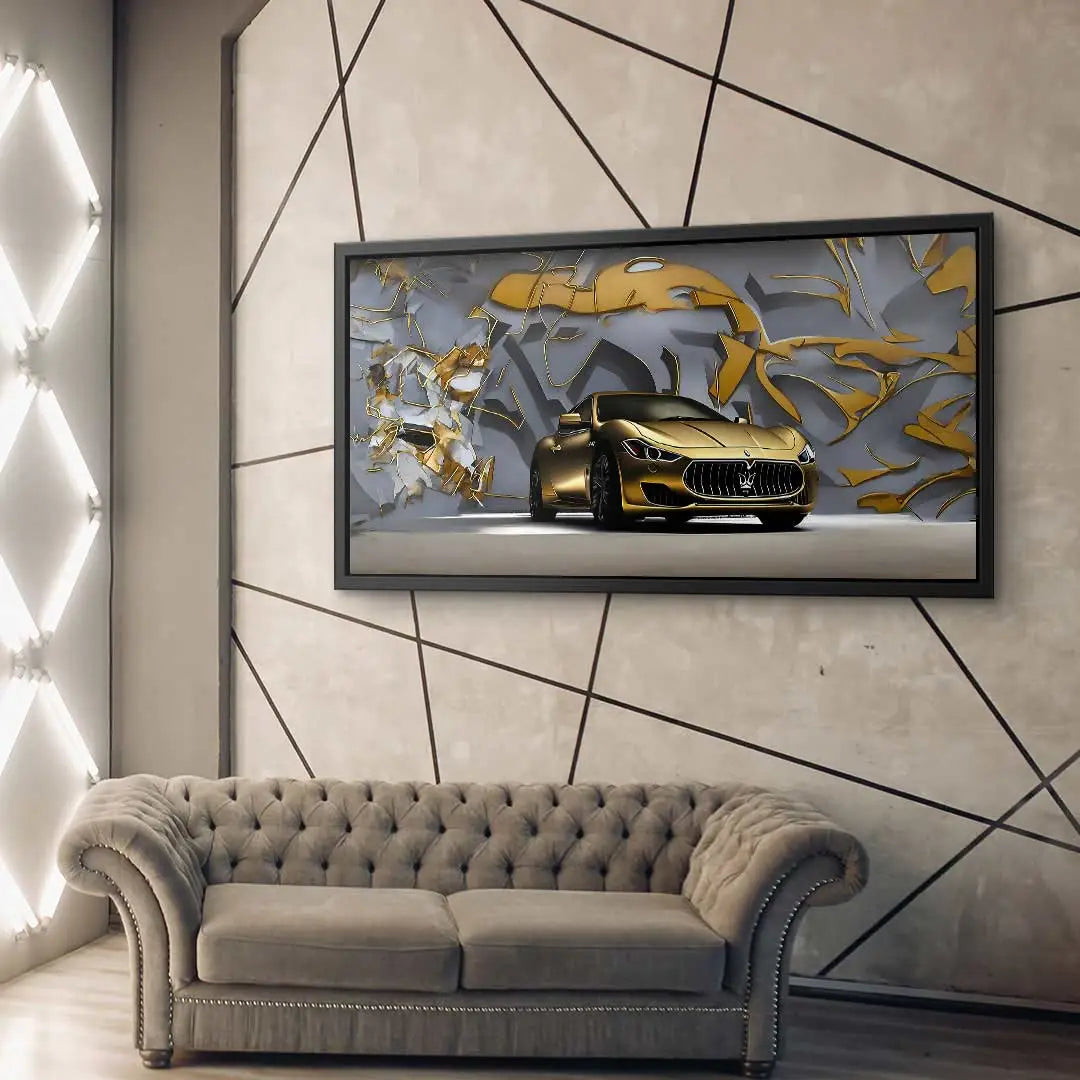 Modernes Wohnzimmer mit Wandbild Gold Maserati, abstrakte Kunst auf grauer Wand, Sofa darunter