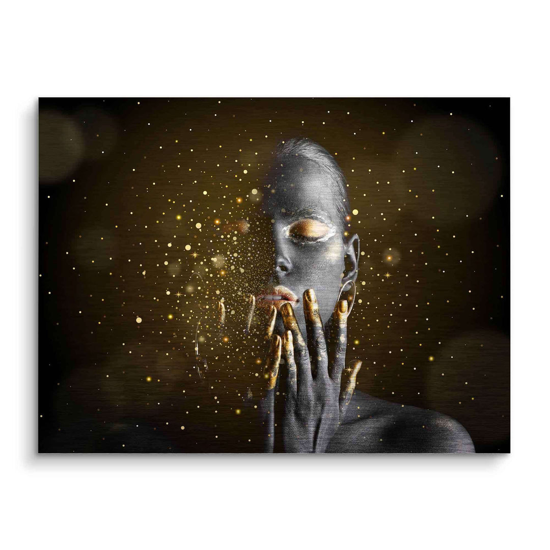 Modernes Wandbild mit schwarz-goldenem Gesicht und goldenen Farbsprenkeln auf dunklem Hintergrund