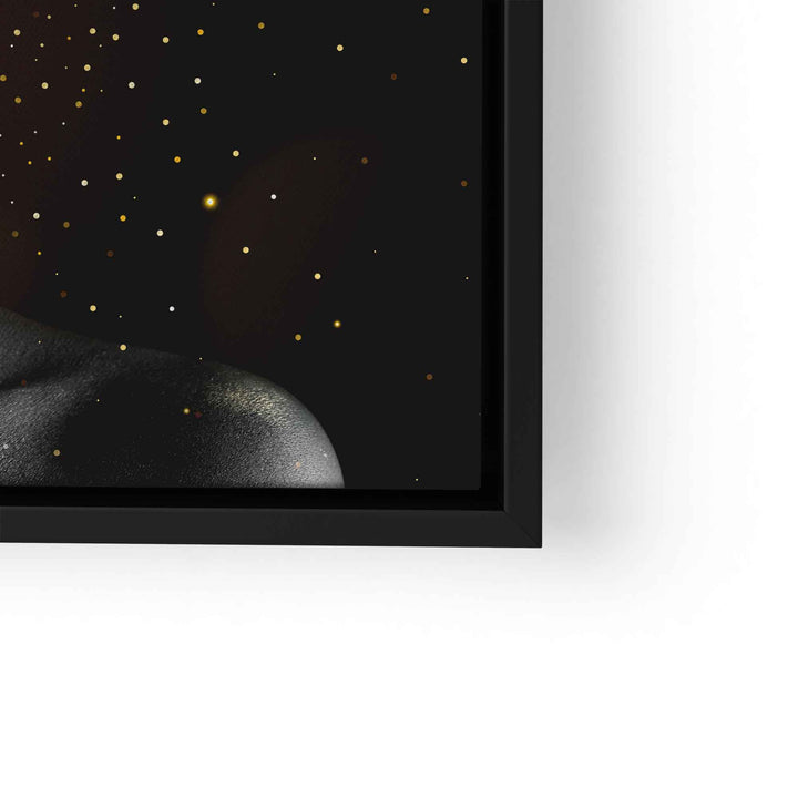 Detail eines modernen Wandbilds mit goldenen Partikeln auf dunklem abstraktem Hintergrund
