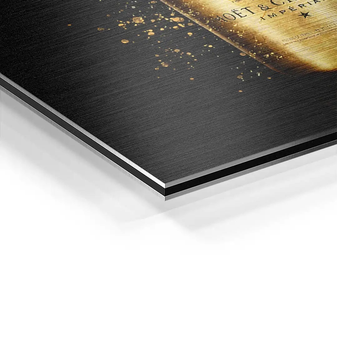 Nahaufnahme Wandbild auf Aluminium mit goldener Flasche und Glanzeffekt, moderne Kunst