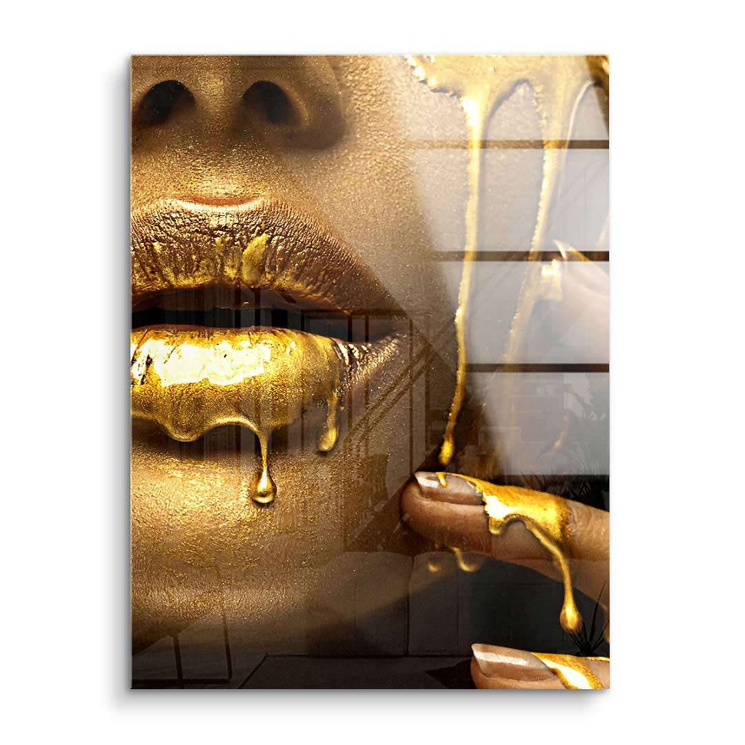 Nahaufnahme eines Gesichts mit goldener, glänzender Farbe auf Lippen und Fingern als Wandbild Kunst
