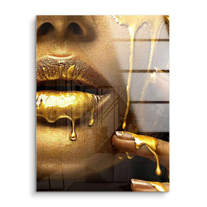 Nahaufnahme eines Gesichts mit goldener, glänzender Farbe auf Lippen und Fingern als Wandbild Kunst