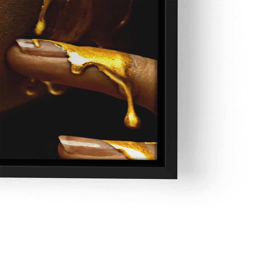 Nahaufnahme eines Fingers mit goldener Farbe auf dunkler Haut, modernes Wandbild Kunst