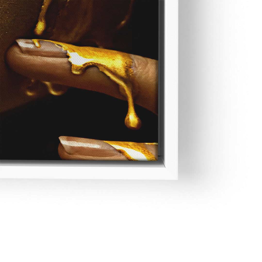 Nahaufnahme eines Fingers mit goldener Farbe, moderner Wandkunststil
