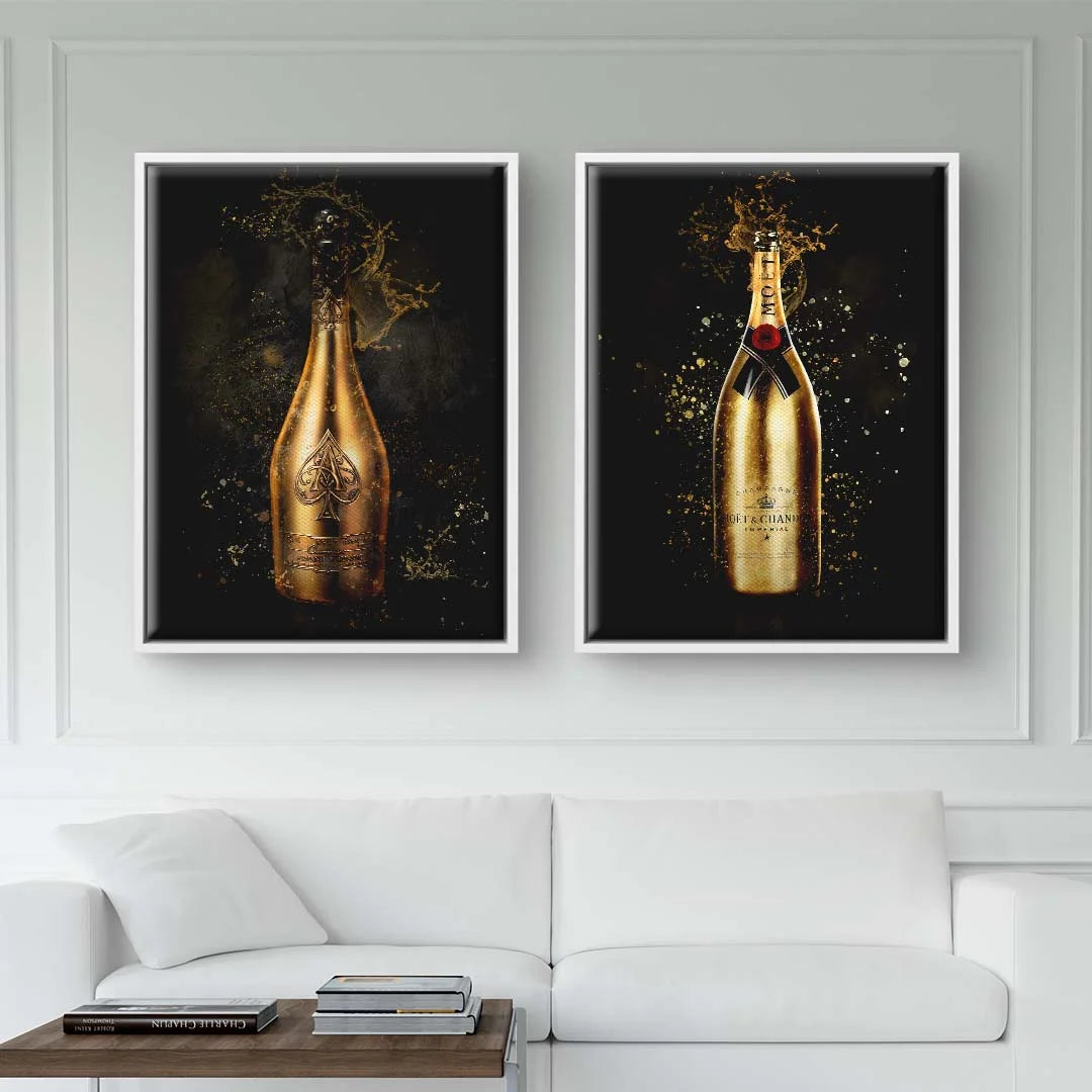 Zwei goldene Champagner-Flaschen als Wandbilder auf schwarzem Hintergrund über weißem Sofa
