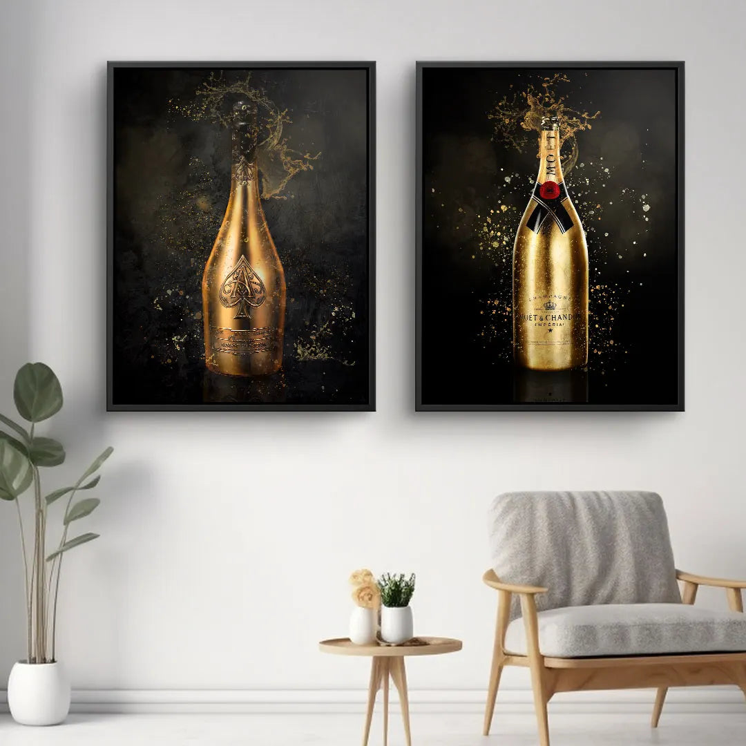 Moderne Wandbilder mit goldenen Champagnerflaschen auf dunklem Hintergrund in Wohnzimmer