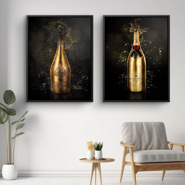 Moderne Wandbilder mit goldenen Champagnerflaschen auf dunklem Hintergrund in Wohnzimmer