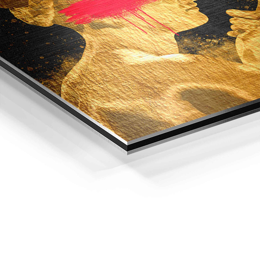 Detail eines Wandbilds mit goldener Frauenstatue, rotem Farbeffekt und schwarzem Hintergrund auf Aluminium.
