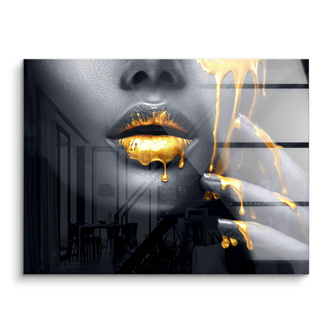 Modernes Wandbild mit goldenen Lippen und Gold-Spritzern auf monochromem Frauengesicht