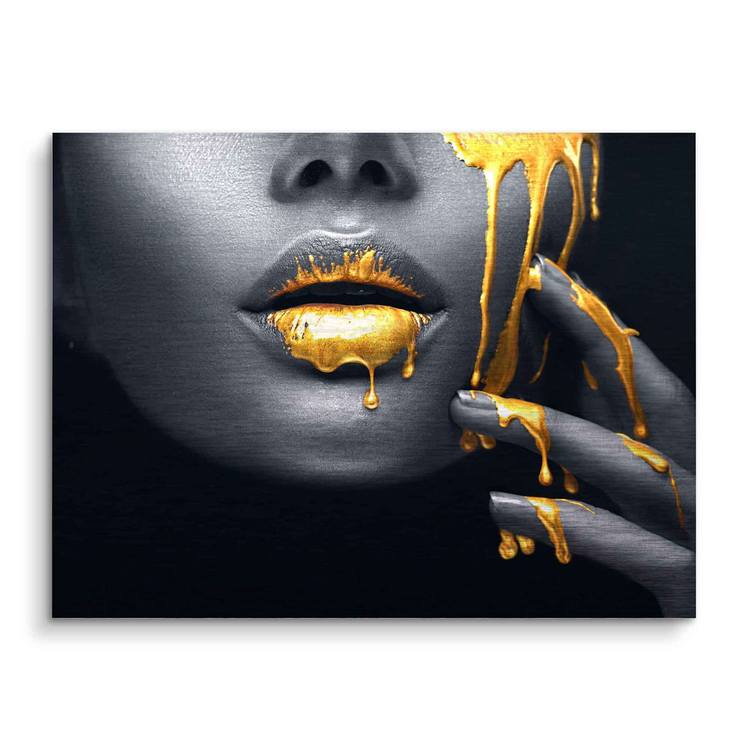 Modernes Wandbild mit goldenen Lippen, goldener Farbe im Gesicht und auf Fingern