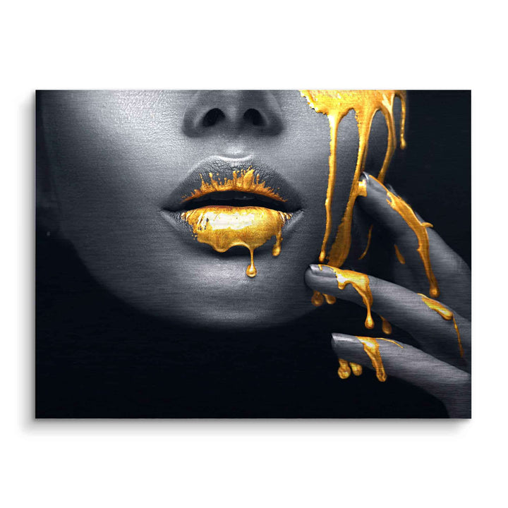 Modernes Wandbild mit goldenen Lippen, goldener Farbe im Gesicht und auf Fingern