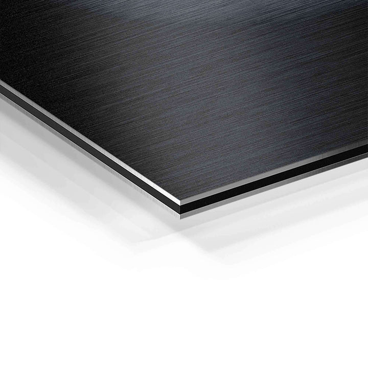 Detailaufnahme einer gebürsteten Aluminiumplatte für Wandbilder, moderne Optik, schwarz-silber