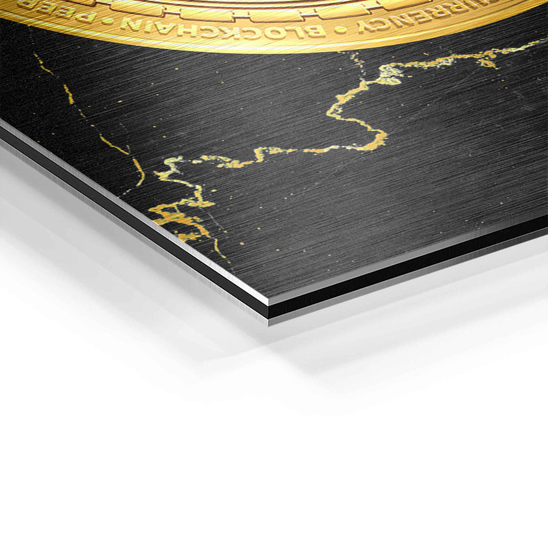 Detailaufnahme Wandbild mit goldenem Bitcoin-Motiv auf schwarzem, gebürstetem Hintergrund