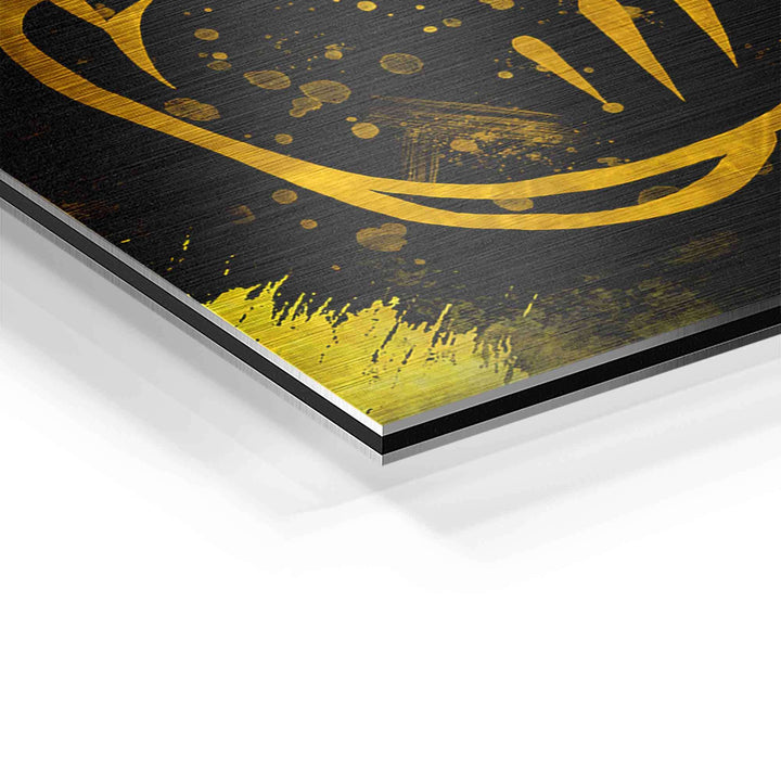 Detailaufnahme modernes Wandbild goldener Finger auf schwarzem Hintergrund Aluminium