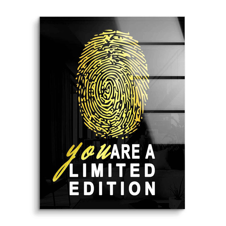 Modernes Wandbild mit goldenem Fingerabdruck und Motivationsspruch auf Acrylglas