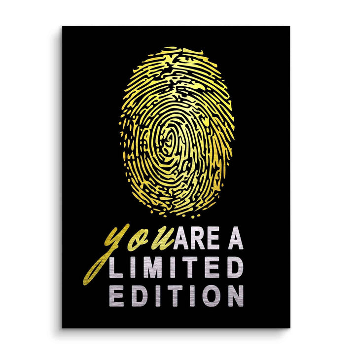 Modernes Wandbild mit goldenem Fingerabdruck und Motivationsspruch auf schwarzem Hintergrund