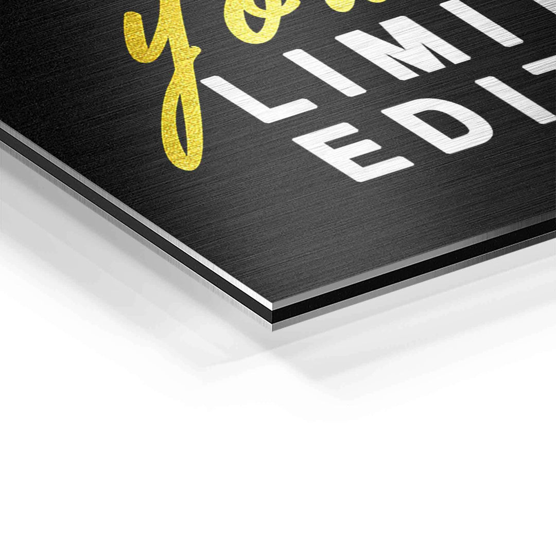 Detailansicht Wandbild mit goldener Schrift und limitierter Edition auf schwarzem Aluminium