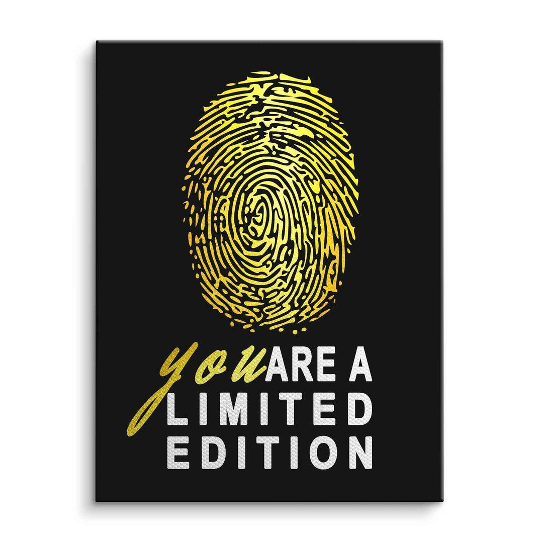 Modernes Wandbild mit goldenem Fingerabdruck und motivationalem Text auf schwarzer Leinwand