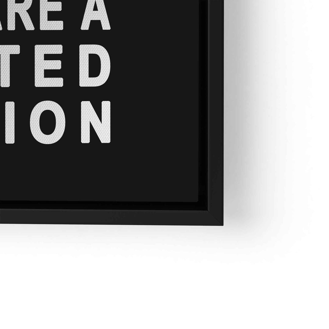 Schwarzes Wandbild mit weißem Text, moderner Kunstdruck im schwarzen Rahmen