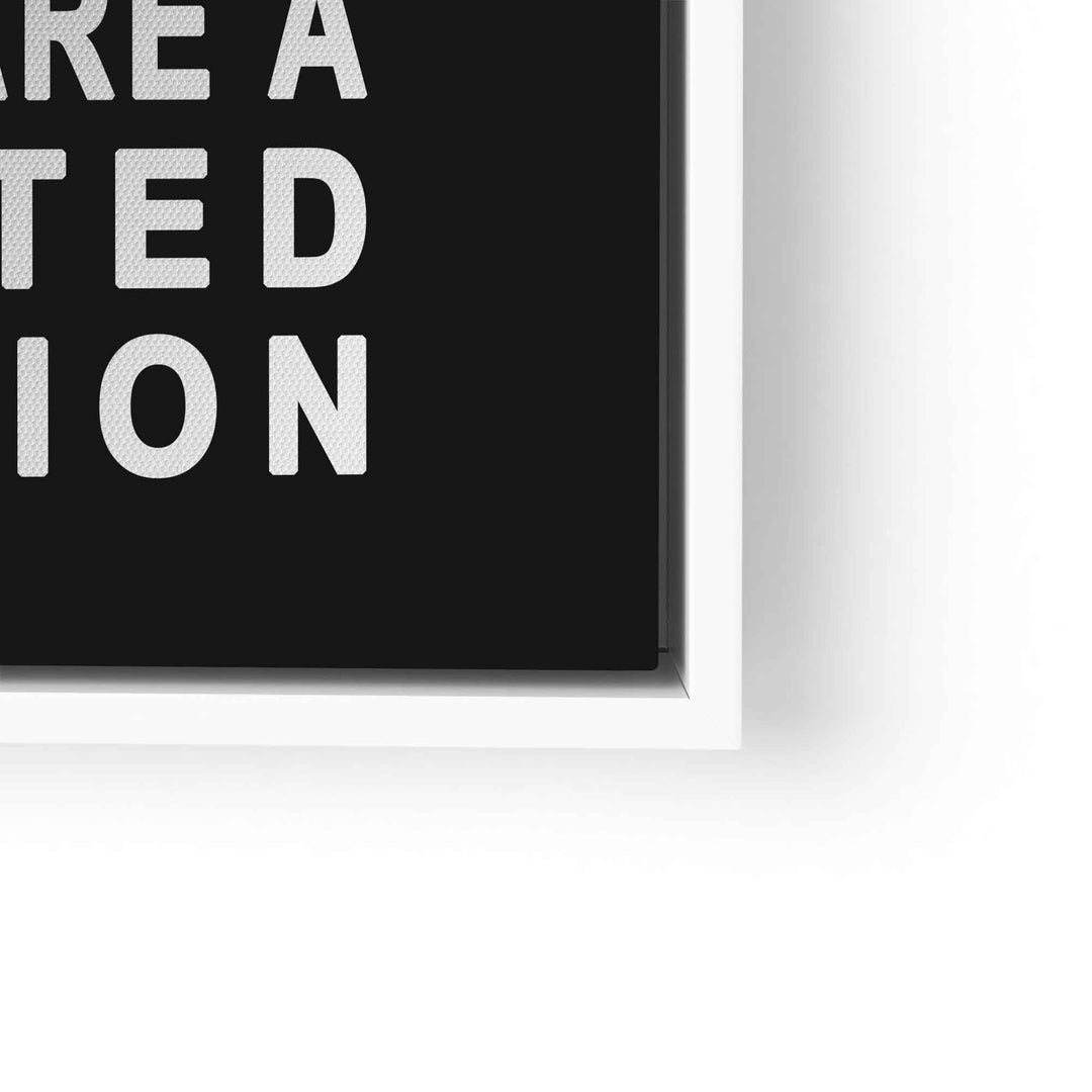 Detailansicht modernes Wandbild mit weißem Text auf schwarzem Hintergrund im weißen Rahmen
